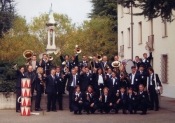 banda in giacca e cravatta